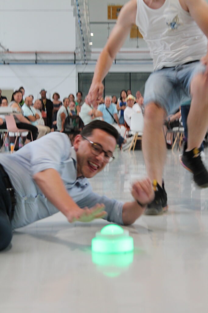 Participants jouant à une animation buzzer type jeu télé