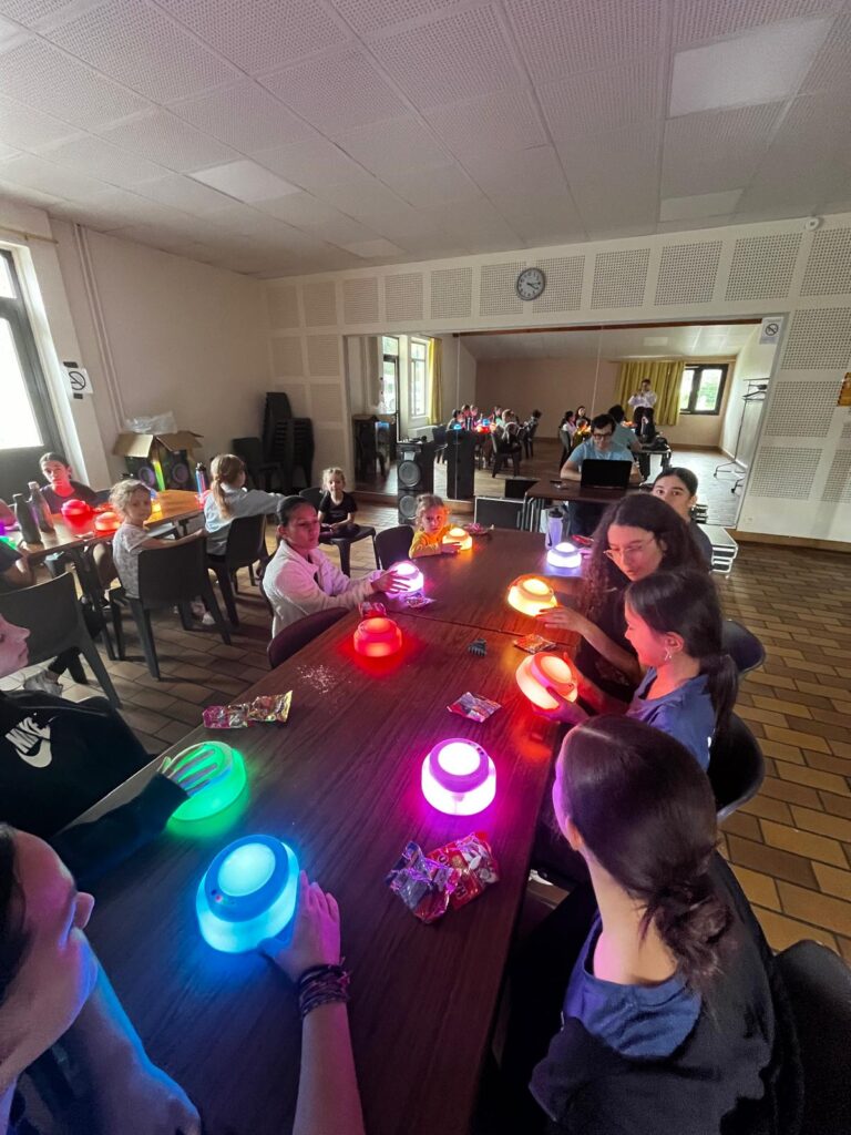 Blind test musical avec buzzers lors d’une animation événementielle